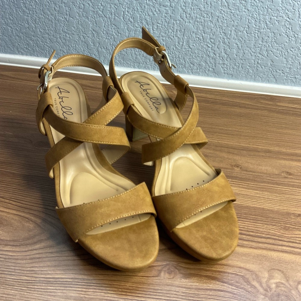 Abella True Comfort Women’s Tan Faux Suede Block Heel Ankle Strap Size 9.5